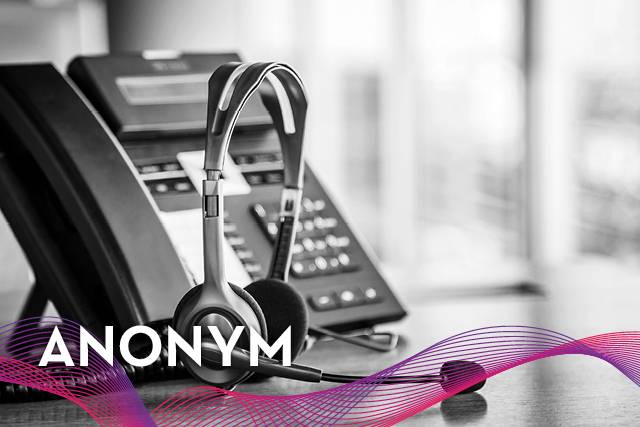 Avvergingsplikt Magefolelser Anonym Sorthvittbilde av telefon og øretelefoner