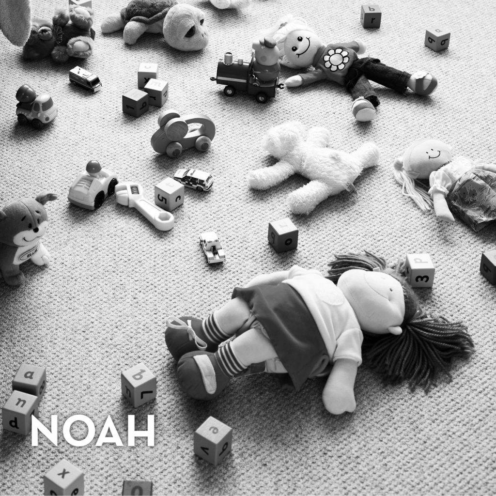 Magefolelser Noah En filledukke og mange leker spredt utover et teppegulv.
